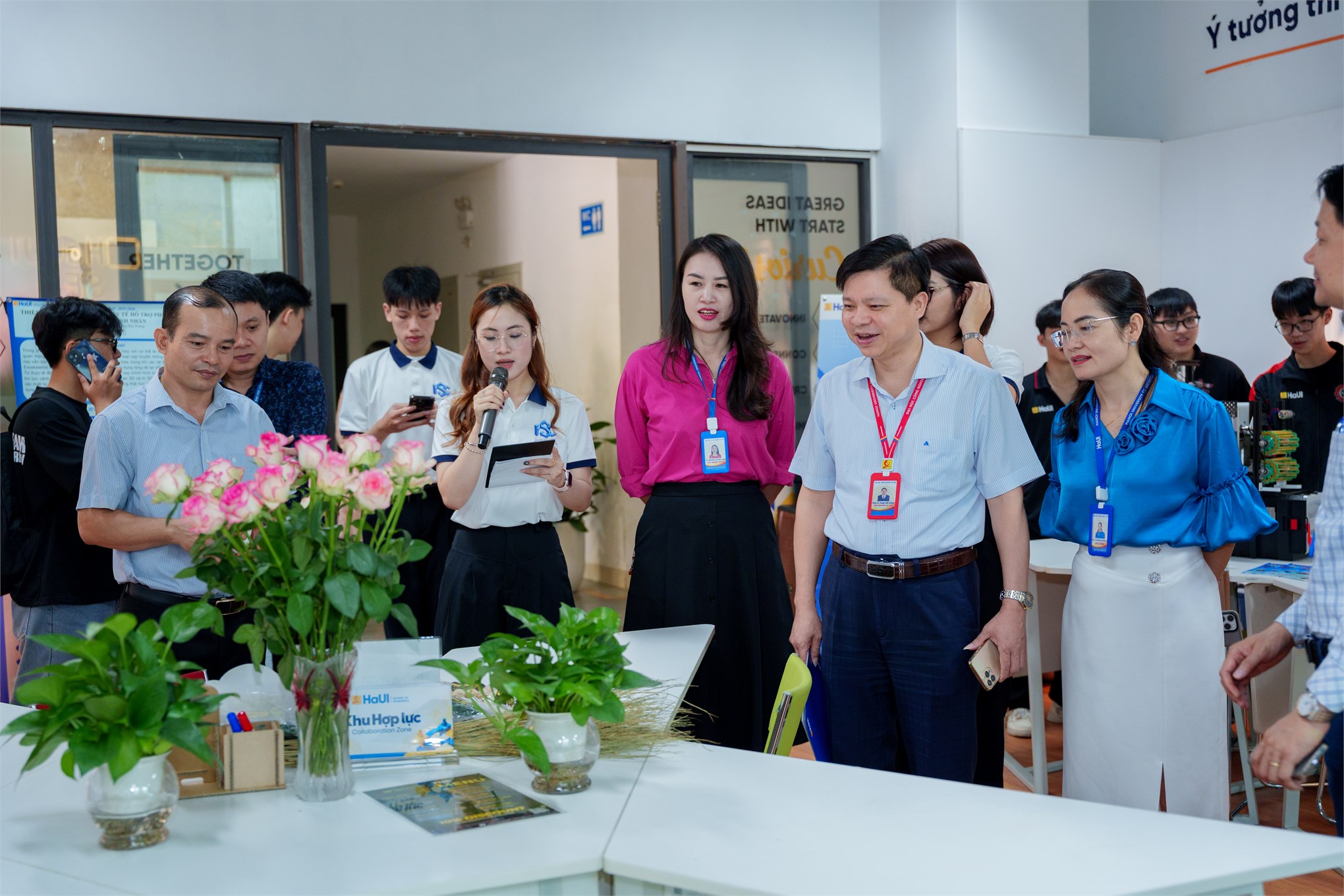 Gắn kết tri thức với thực tiễn: Trường Kinh tế (HaUI) chính thức đưa vào vận hành Không gian và Câu lạc bộ Đổi mới sáng tạo, Khởi nghiệp