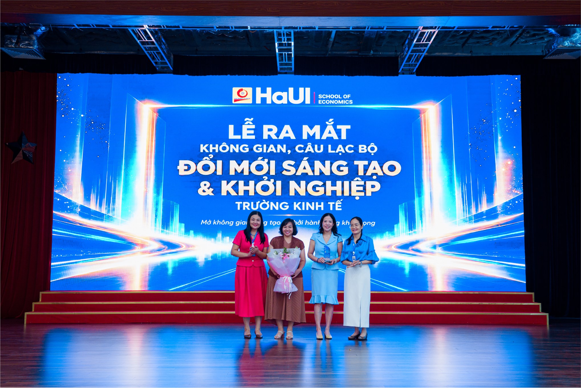Gắn kết tri thức với thực tiễn: Trường Kinh tế (HaUI) chính thức đưa vào vận hành Không gian và Câu lạc bộ Đổi mới sáng tạo, Khởi nghiệp