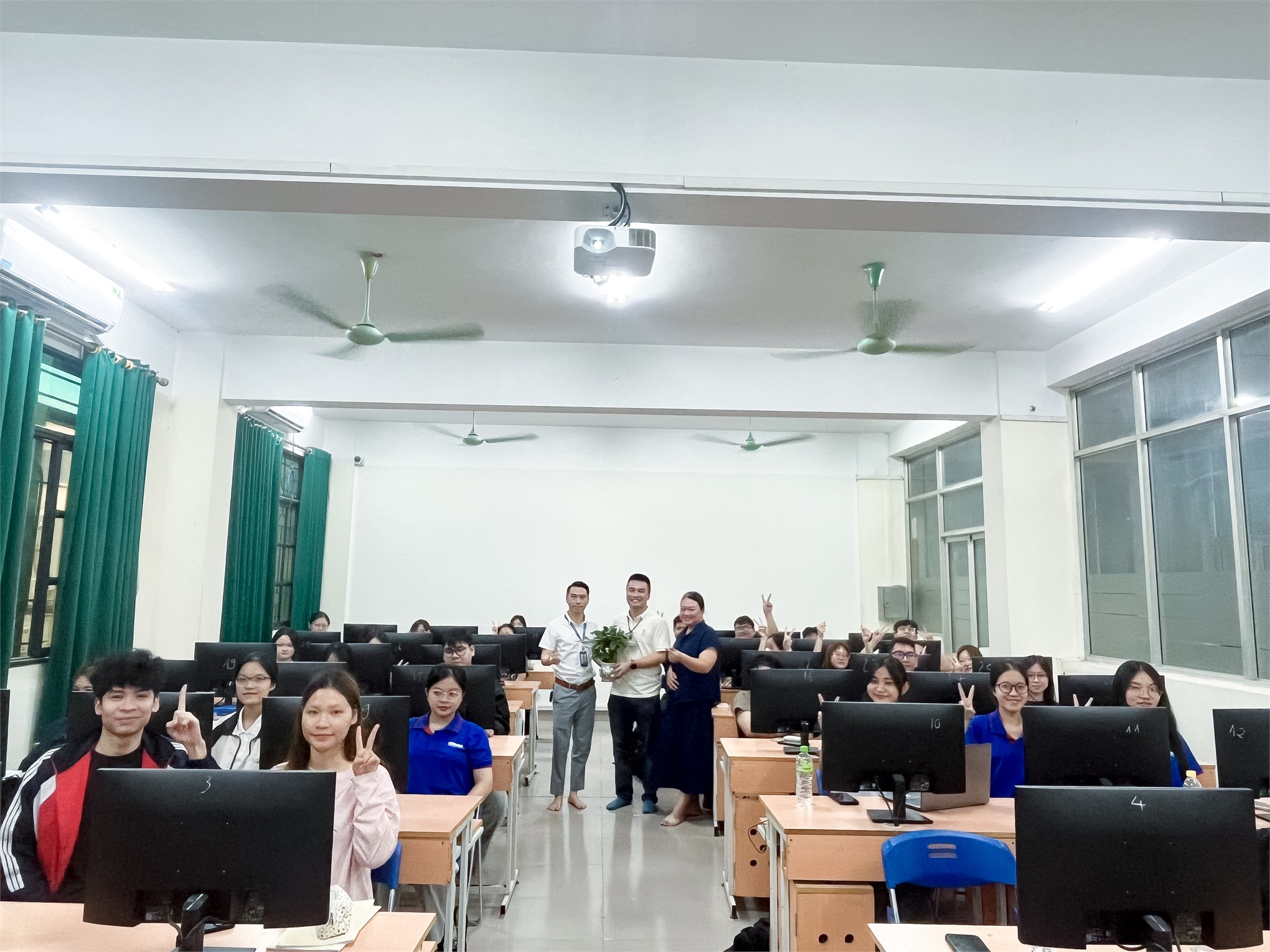 Đồng giảng cùng doanh nghiệp: Chiến lược kinh doanh trên sàn thương mại điện tử – Cơ hội, thách thức và bài học thực tiễn