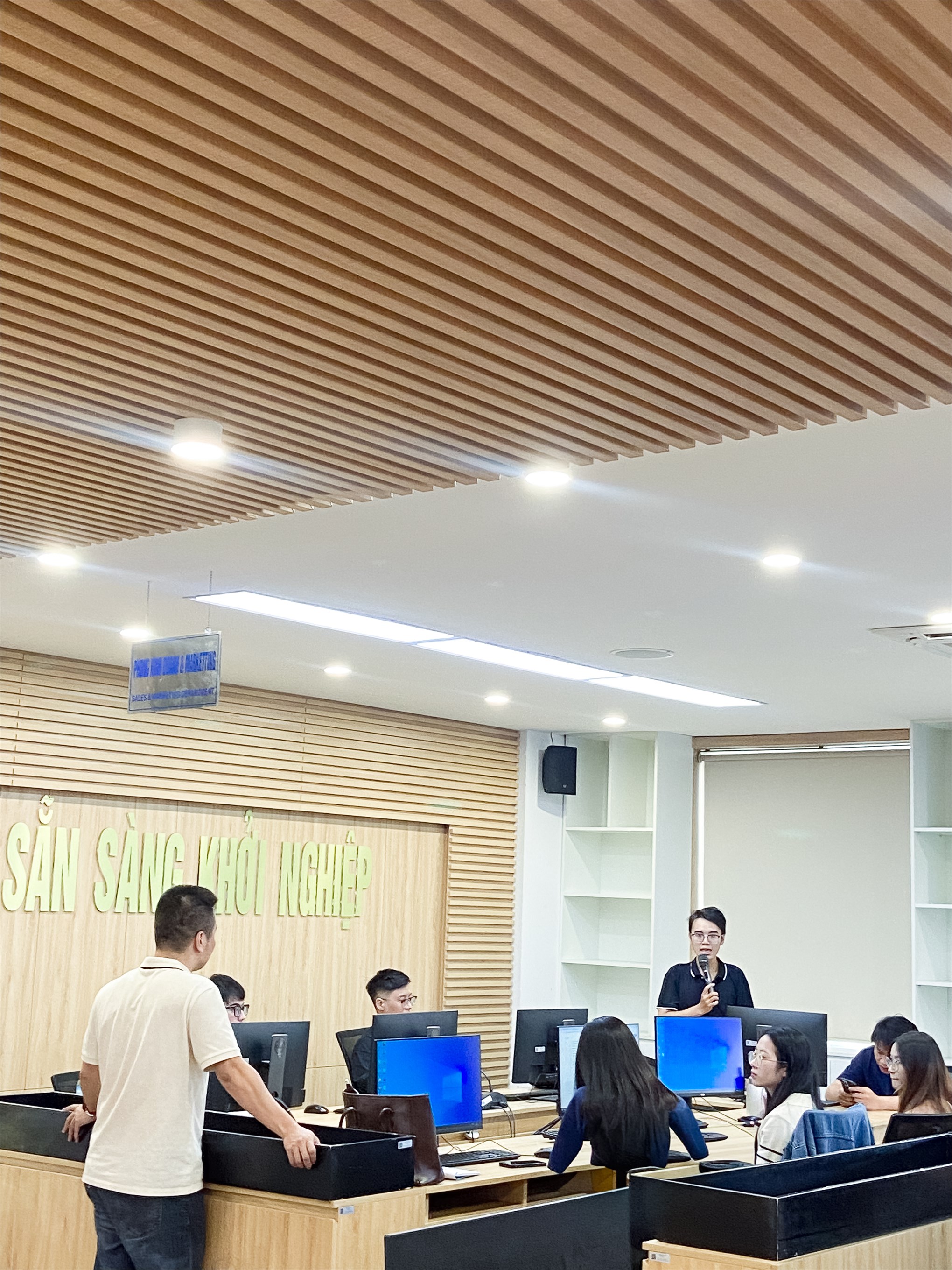 Đồng giảng cùng doanh nghiệp: Chiến lược kinh doanh trên sàn thương mại điện tử – Cơ hội, thách thức và bài học thực tiễn