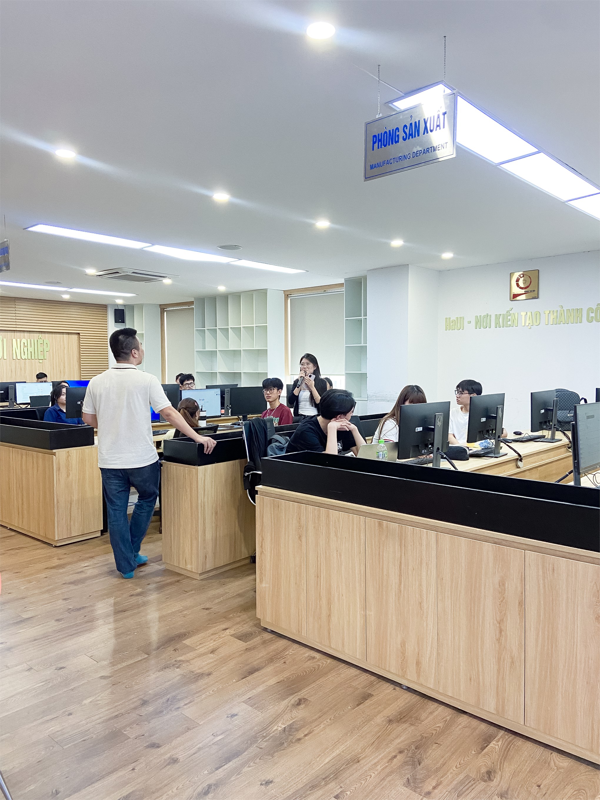 Đồng giảng cùng doanh nghiệp: Chiến lược kinh doanh trên sàn thương mại điện tử – Cơ hội, thách thức và bài học thực tiễn