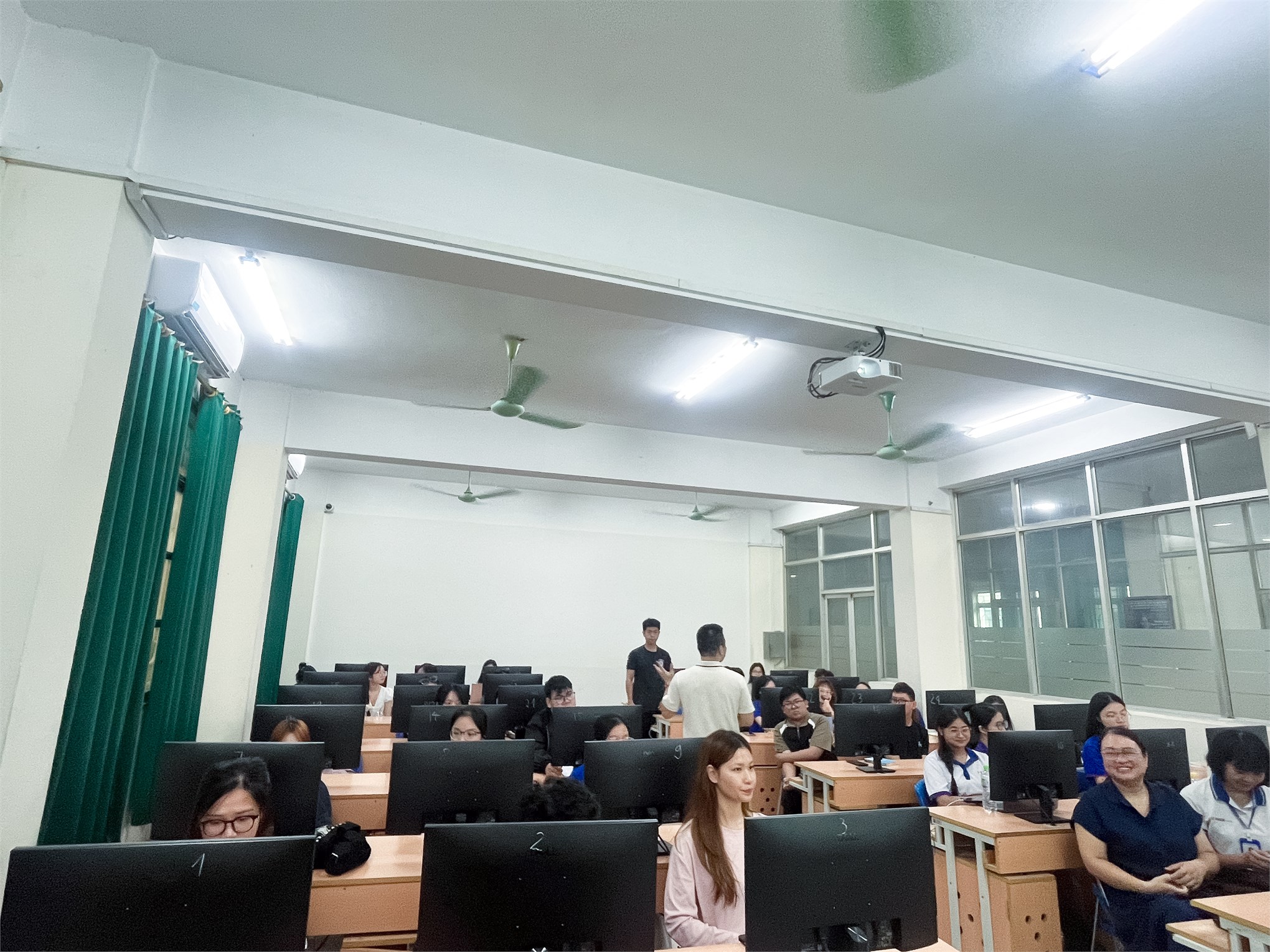 Đồng giảng cùng doanh nghiệp: Chiến lược kinh doanh trên sàn thương mại điện tử – Cơ hội, thách thức và bài học thực tiễn